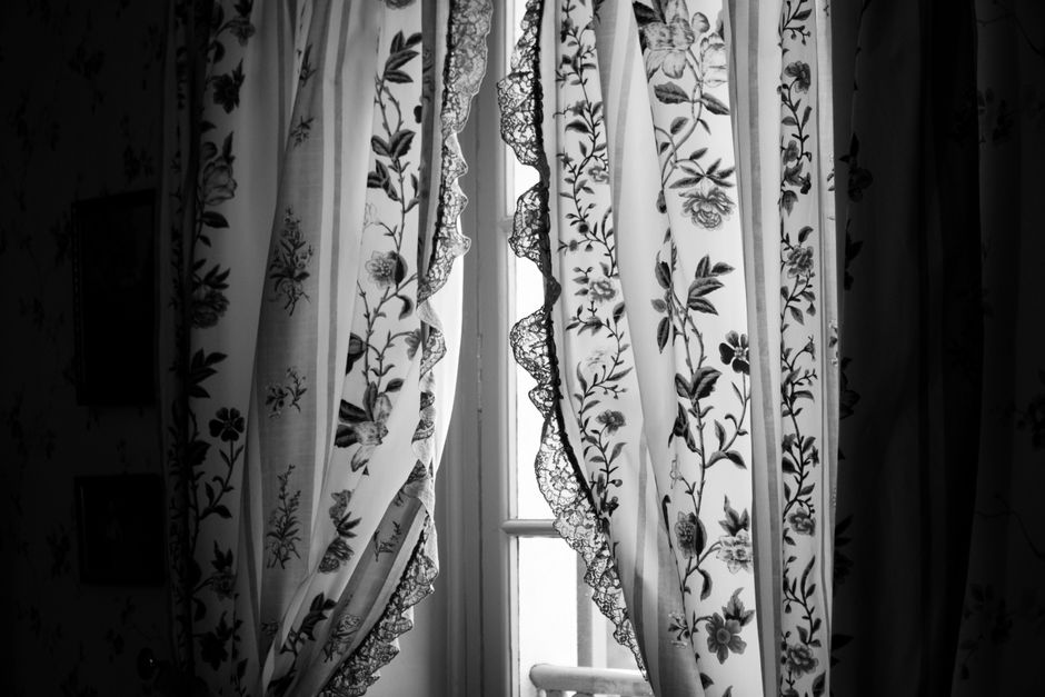 Klassieke zwart-wit gordijnen in lichte herfstinterieur. Klassieke zwart-wit gordijnen in lichte herfstinterieur.