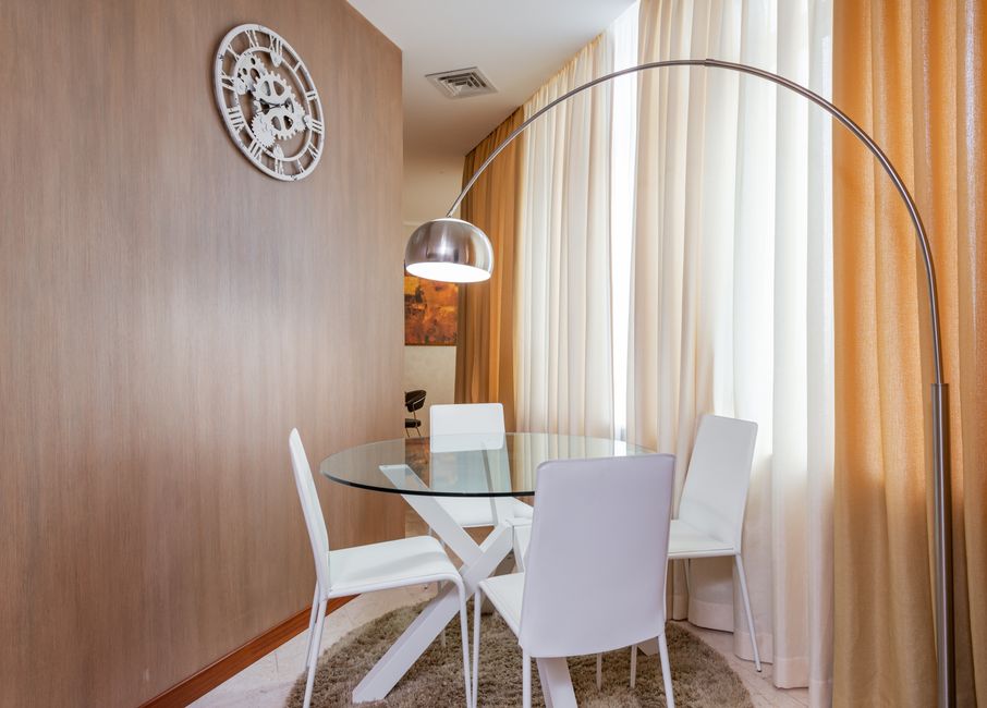 Eetkamerstoel met geborduurde kussenhoes in herfstthema.
