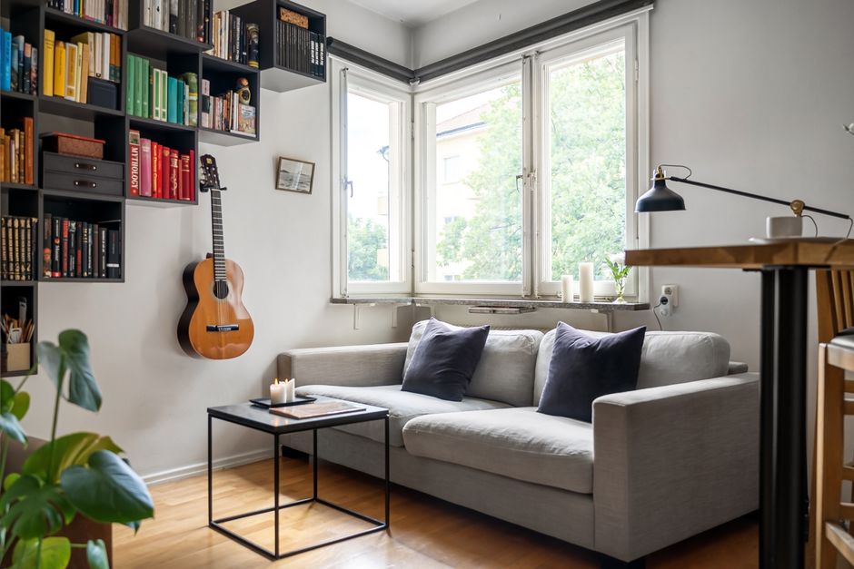 Knusse leeshoek met Scandinavisch design en kaarslicht.